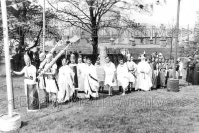 bbw-12 Kostüm Festzug, Clitheroe, Lancashire 1930er Jahre. Foto