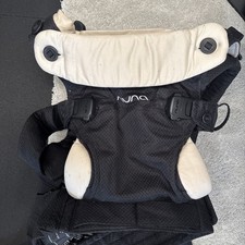 Nuna Cudl Baby Carrier w spare sleeves and carrying case
