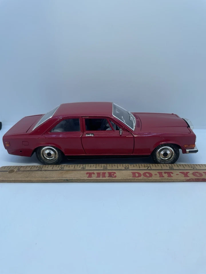 Burago Sb 1/22 - Rolls Royce Camargue Red Die cast Model Car - Image 2 of 4