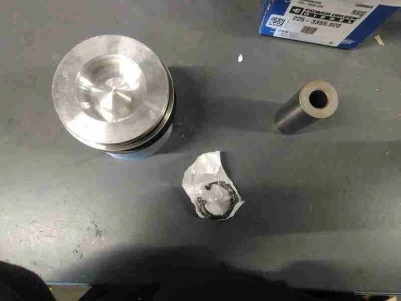 Juego de pistones Mahle de gran tamaño de 4,035 pulgadas para 98-02 Dodge Ram 2500/3500 224-3355WR.020 Foto 3 de 4