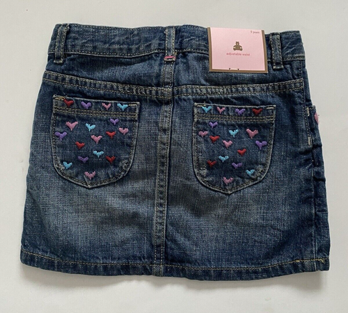 Baby Gap Girls Denim Jeans Skirt Medium Wash Embroidered Hearts Size 5 years NEW - Picture 2 of 2