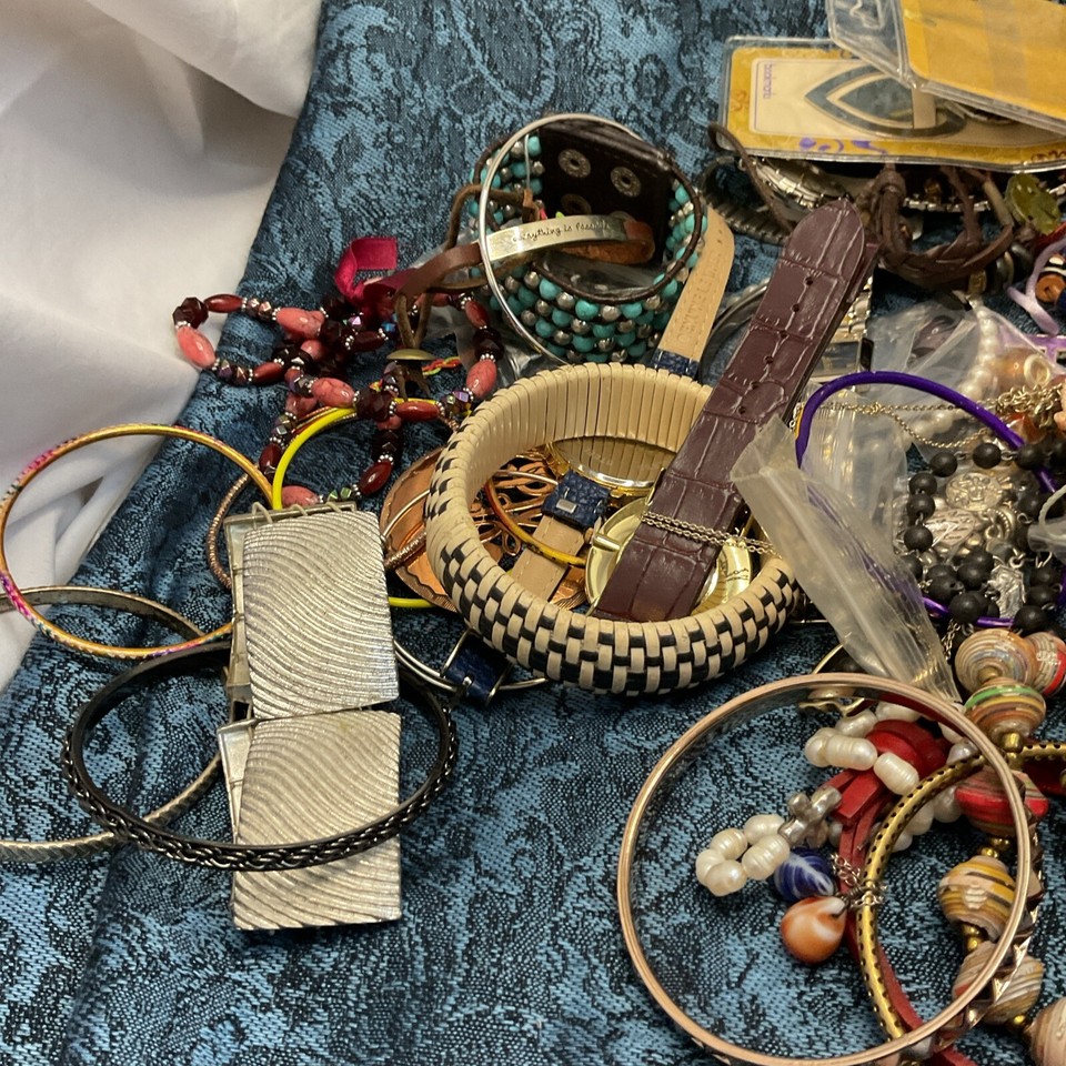 2+ pounds of mixed bulk costume jewelry lot fashion,modern, vintage