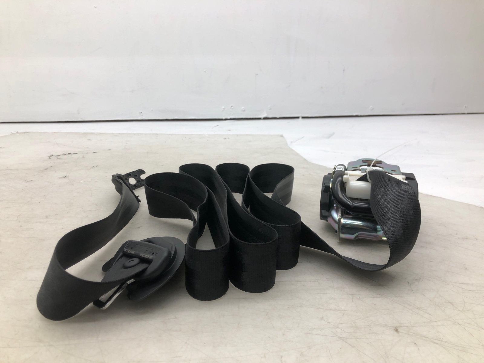 2016-2020 BENTLEY BENTAYGA REAR LEFT DRIVER SIDE SEAT BELT RETRACTOR BLACK OEM