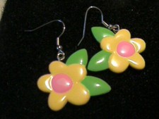 NWOT YELLOW DAISY PIERCED EARRINGS ON WIRES