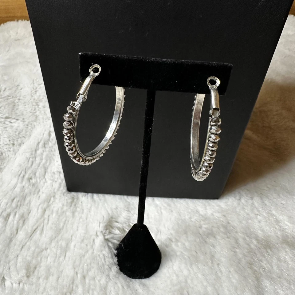 灰色闪亮串珠环状耳环 1.75 英寸镀银 — 第 4/4 张图片