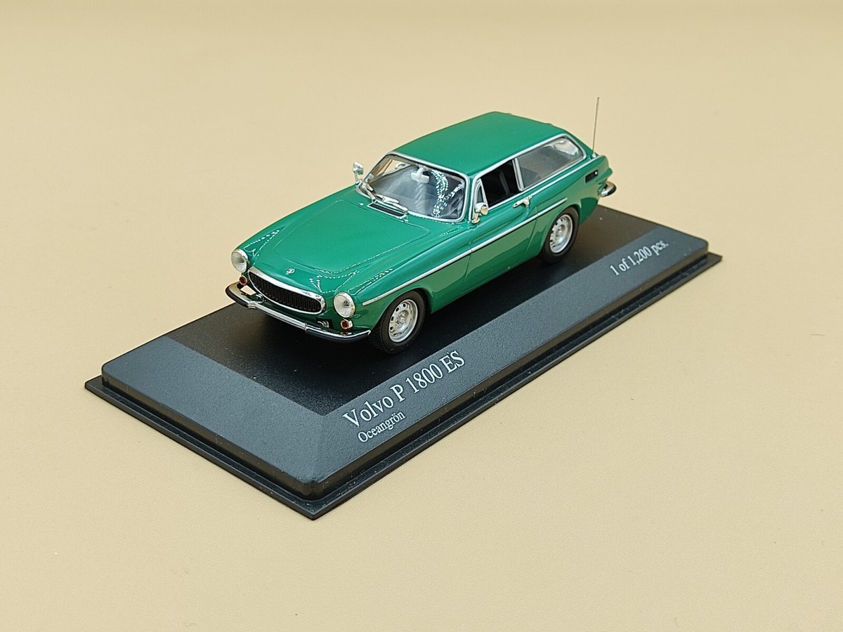 Volvo P1800 ES 1971 - döküm modeli - Minichamps 430171671 Volvo P1800 ES 1971 - döküm modeli - Minichamps 430171671
