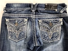 Vigoss Jeans Women’s Size 1 x32 Low Rise Kick Boot The New York Embellished Logo