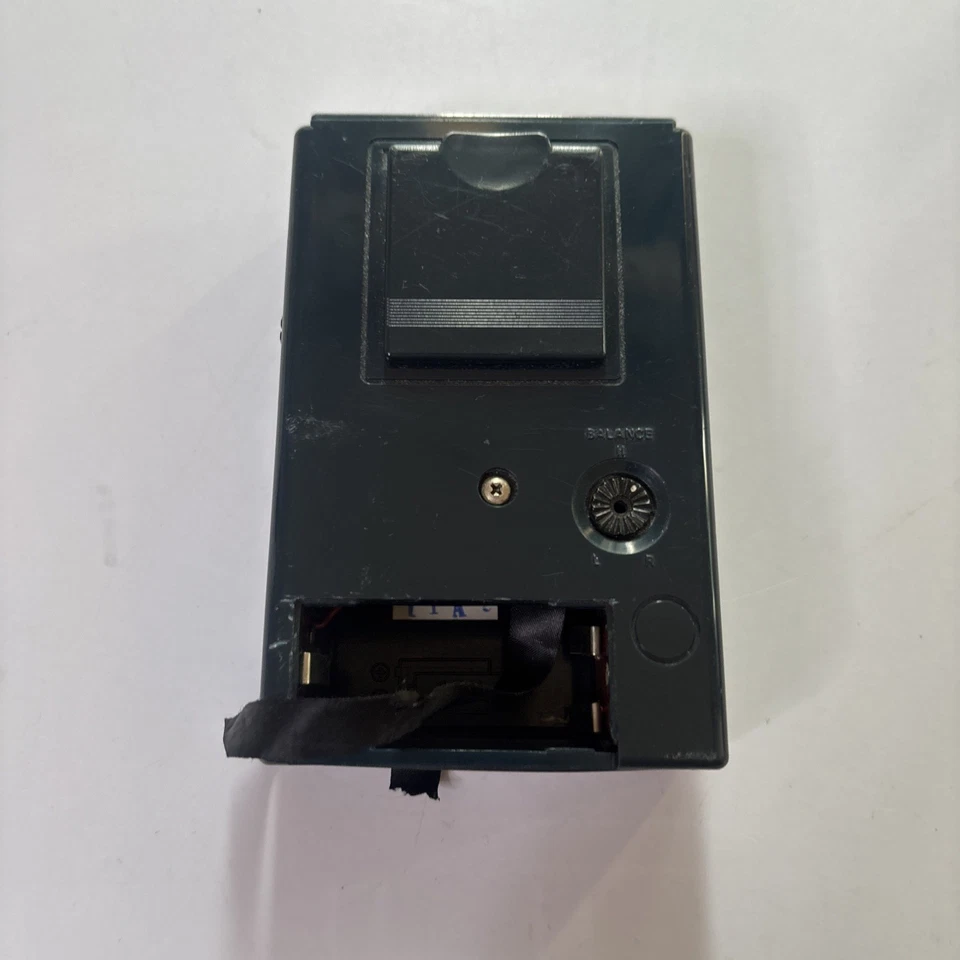 Realistic AM/FM Stereo Mate Portable Radio Vintage Retro *Missing Battery Lid - Image 2 of 4