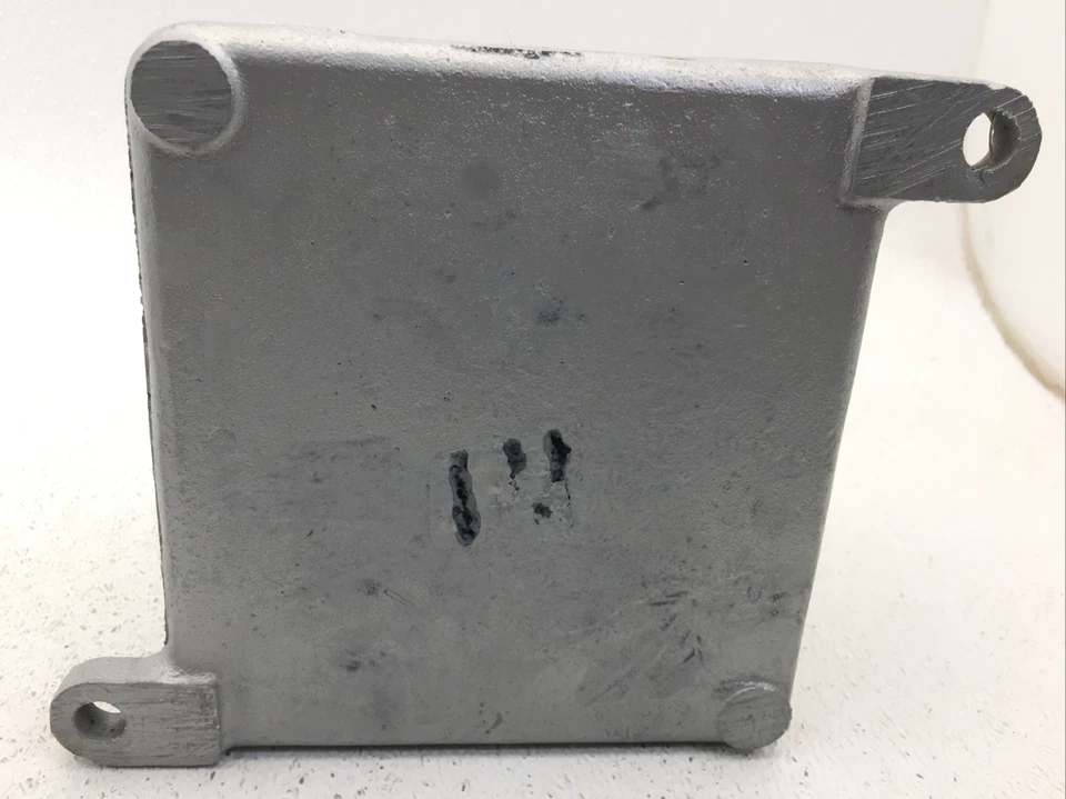 GUBB-11 APPLETON NUEVA OTRA CAJA DE CONEXIONES DE HIERRO CON CUBIERTA DE ALUMINIO FONDO DAÑADO Foto 2 de 4