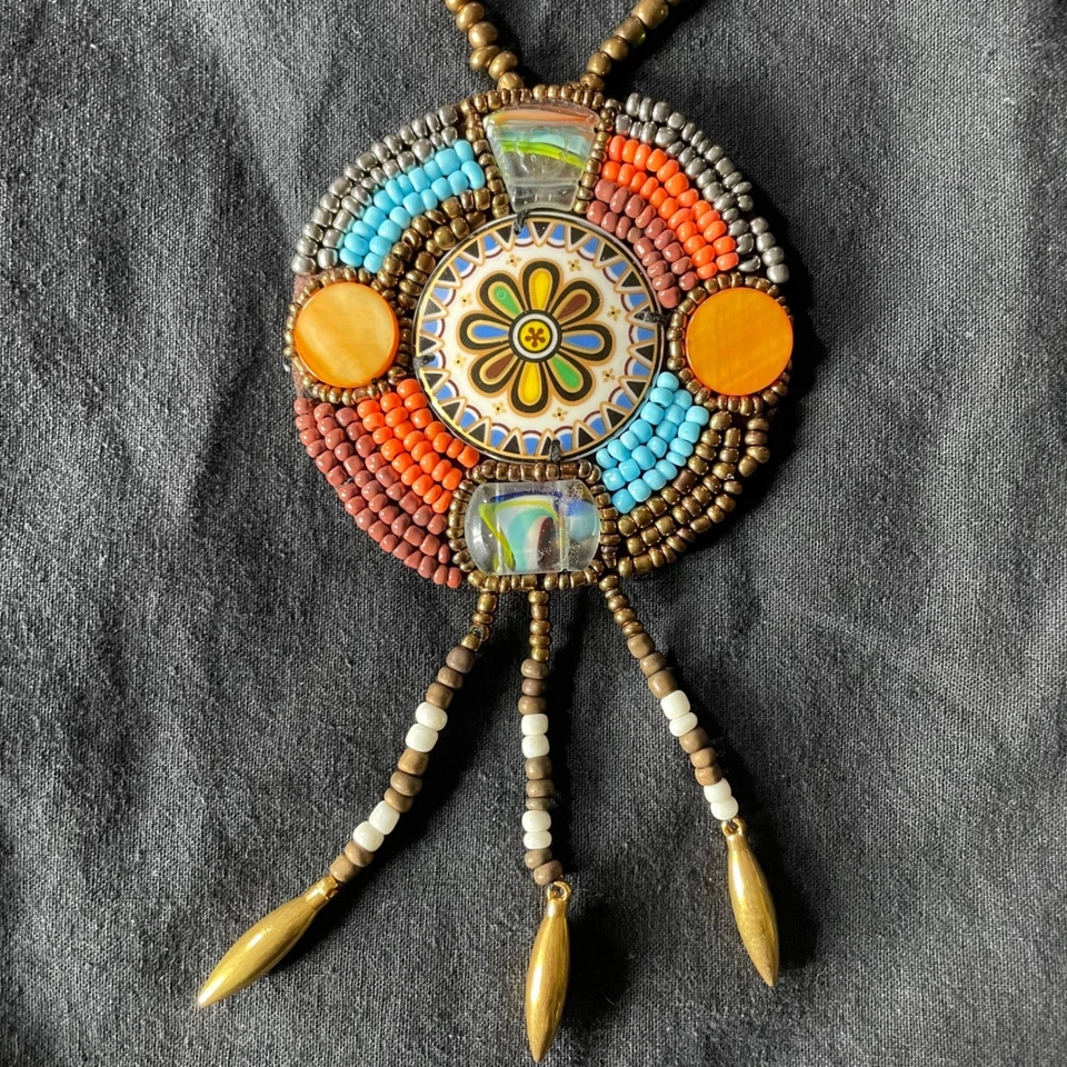 Colar Boho Estilo Sudoeste Medalhão Frisado Porcelana Artesanal 17" - Imagem 2 de 4