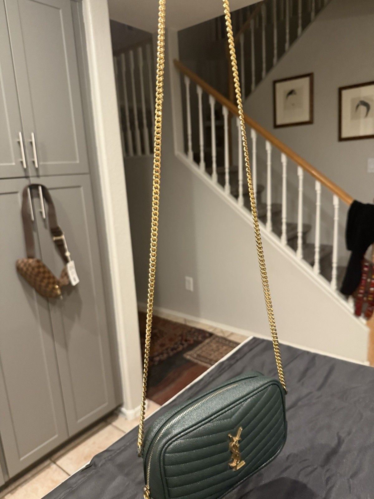 Borsa per fotocamera Yves Saint Laurent Grain DePoudre Matelasse Monogram Mini Lou Lt Sage