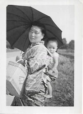 SMALL FOUND FAMILY PHOTOGRAPH  Original VINTAGE b + w  PHOTOGRAPHY OWL 51 40 O