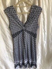 Express Knee Length Summer Size Medium Black and White Sleeveless V Neck