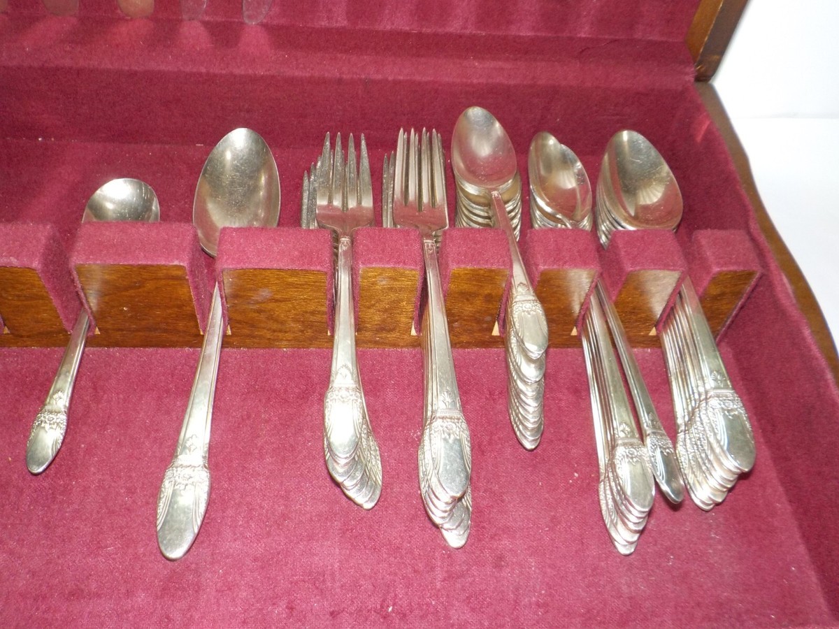 1847 Rogers Bros First Love Silverware Flatware Set In Case