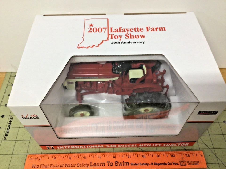Trator utilitário Lafayette Toy Show International 340 escala 1/16 2007 novo na caixa - Imagem 3 de 4