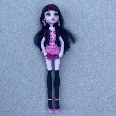 Generation 1 Monster High Draculaura Killer Style  1 Day At The Maul Doll 2011