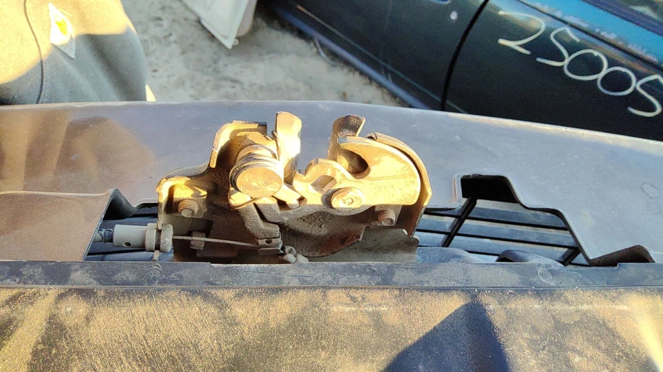 Оригинальная защелка капота в сборе с кронштейном для Chevy Suburban 1992-1994 годов выпуска 15029224 - Изображение 4 из 4