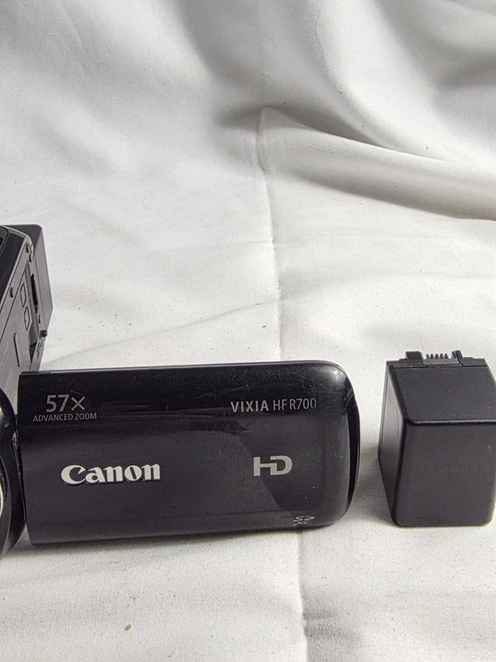 Canon Vixia HF R700 HD CMOS 32x Optical Zoom Compact Digital Camera No Charger  - Image 2 of 4