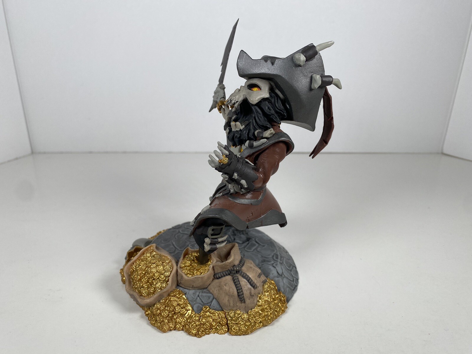 Sea Of Thieves Loot Crate Exclusive Captain Flameheart Figurine 2018