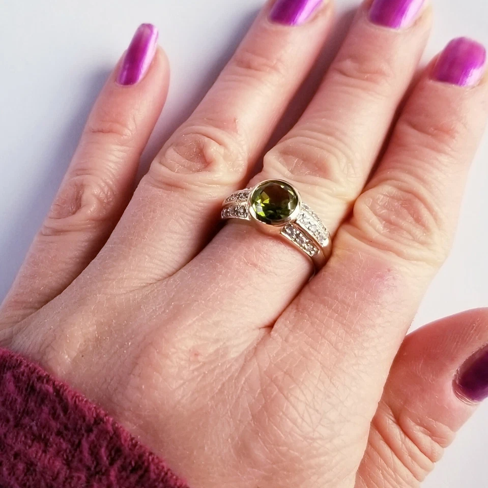 ANILLO DE DISEÑO LAURA RAMSEY ORO AMARILLO 14K REDONDO PERIDOTO Y ZAFIRO BLANCO Foto 2 de 4