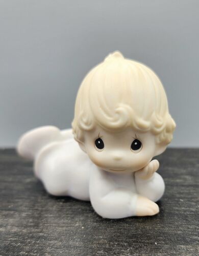 3" Precious Moments 1983 Baby Girl Toddler Figurine E-2852/F Lying Down - No Box - Afbeelding 1 van 7