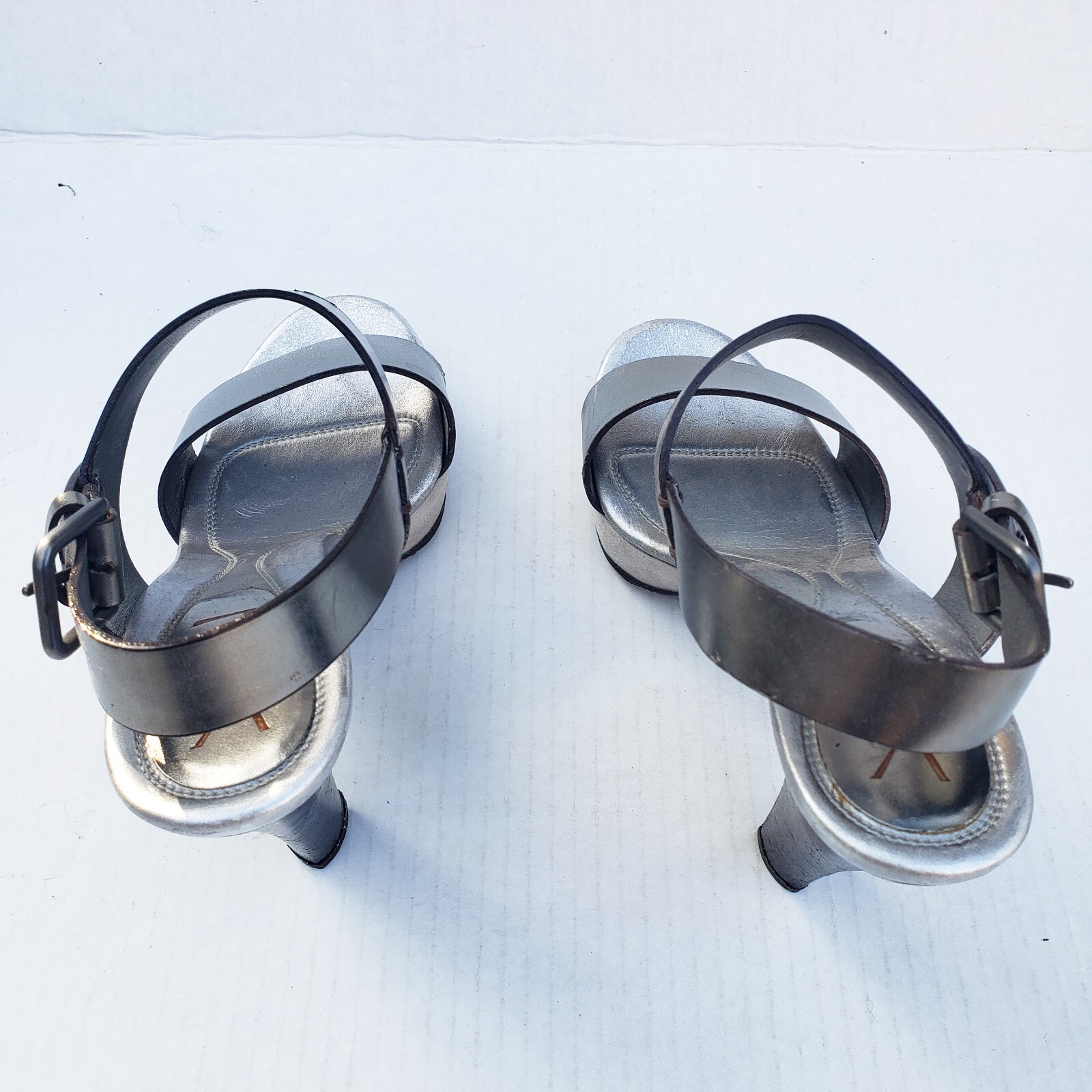 Yves Saint Laurent sandalo laminato pelle argento plateau tacco fibbia 37 5