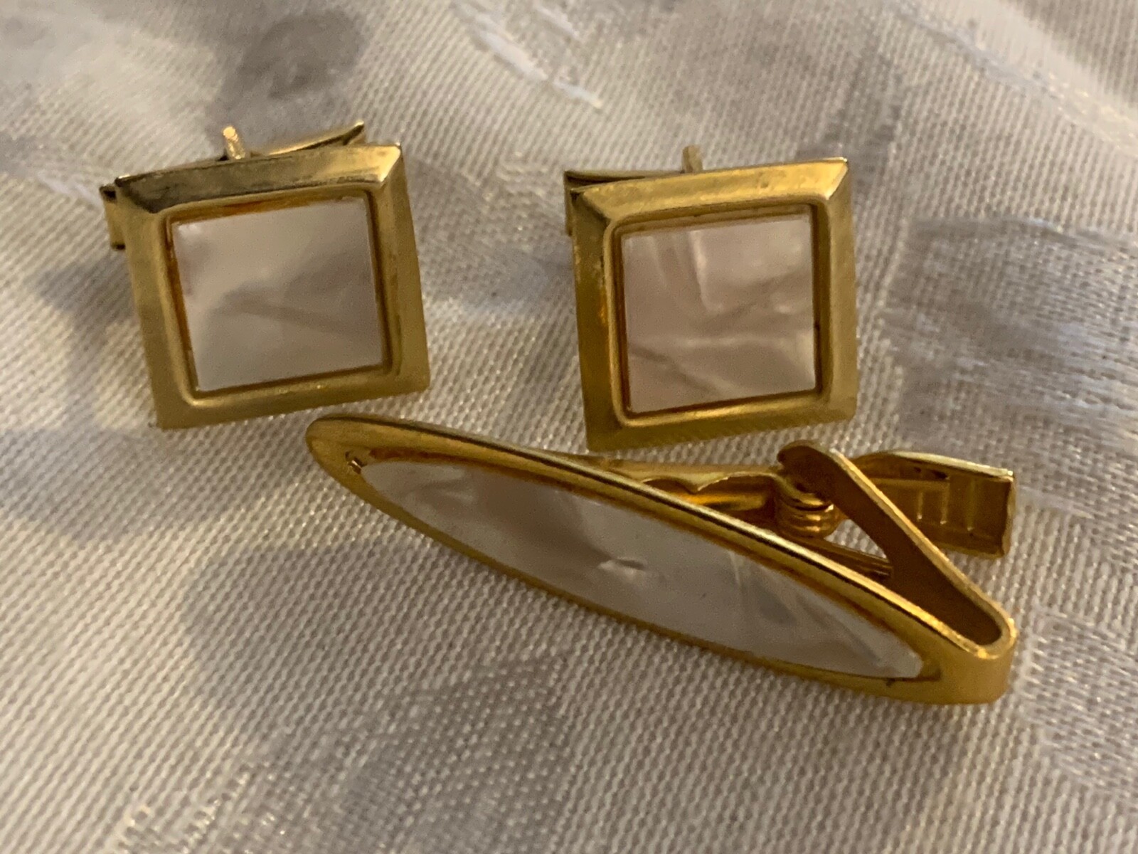 GREAT VINTAGE SET CUFF LINKS CLIP TIE CLIP GOLD C… - image 1