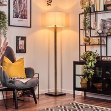 Lampa podłogowa w stylu boho drewniana podstawa i klosz z tkaniny, skandynawska lampa podłogowa z przełącznikiem nożnym