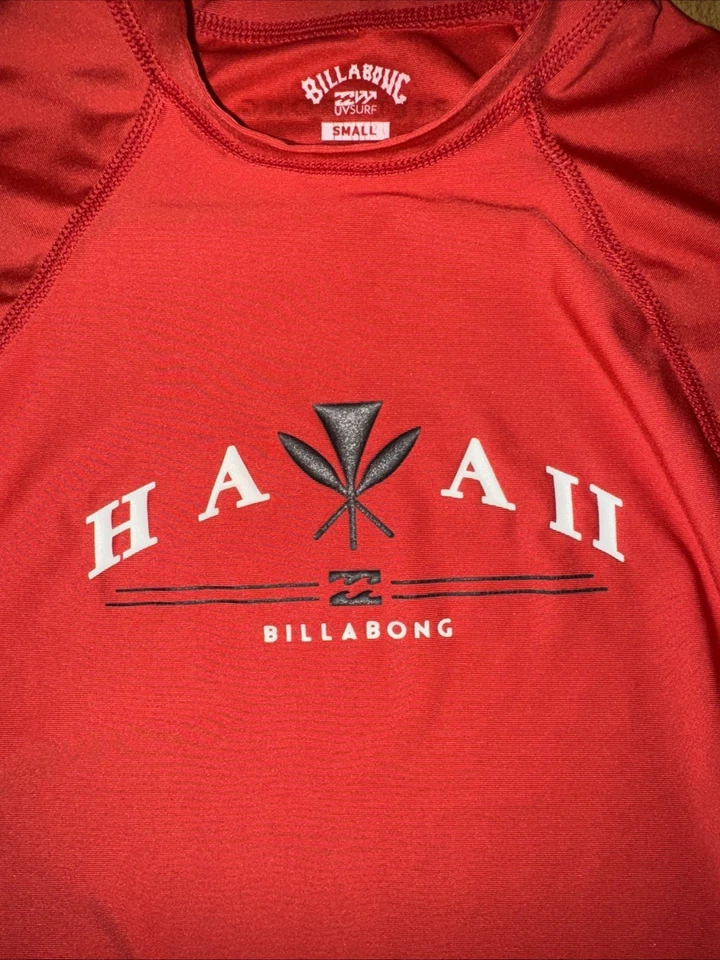 Camisa de surf Billabong para niños roja pequeña UPF 50+ antierupciones logotipo de Hawaii Foto 2 de 4