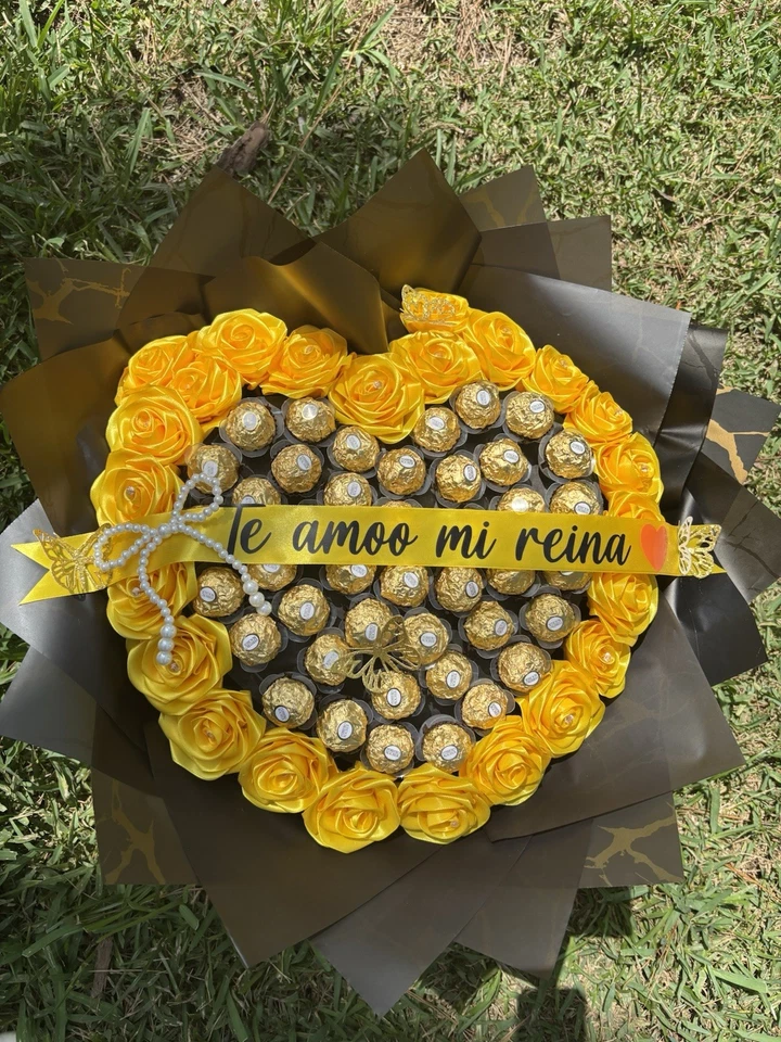 Ramo de 23 rosas eternas, cinta de raso amarillo hecha a mano con 42 Ferrero Rocher Foto 2 de 3