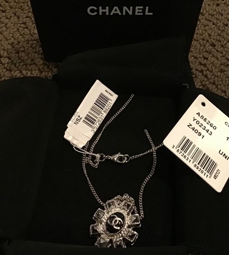 Authentic Chanel adjustable necklace with charm pendant cc logo new in box - Picture 6 of 8