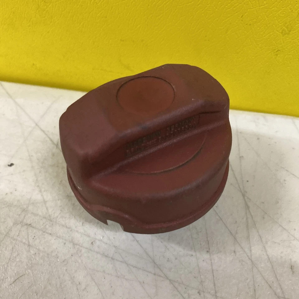 1991-1992 VOLKSWAGEN GOLF Mk3 PETROL / DIESEL FUEL CAP Red 533201553a — 第 3/4 张图片