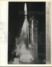 1962 Press Photo Atlas-Agena B rocket blasts from launch pad at Cape Canaveral