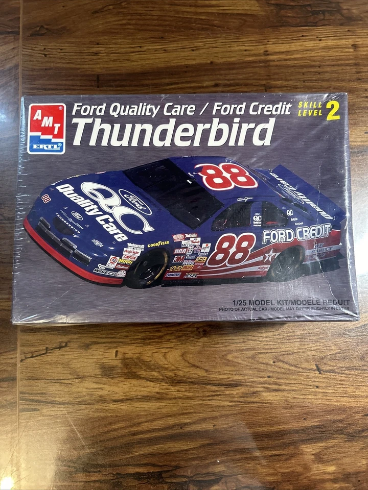 Dale Jarrett #88 Ford Quality Care Yates Thunderbird Amt 1/24 plástico 8160 nuevo Foto 2 de 4