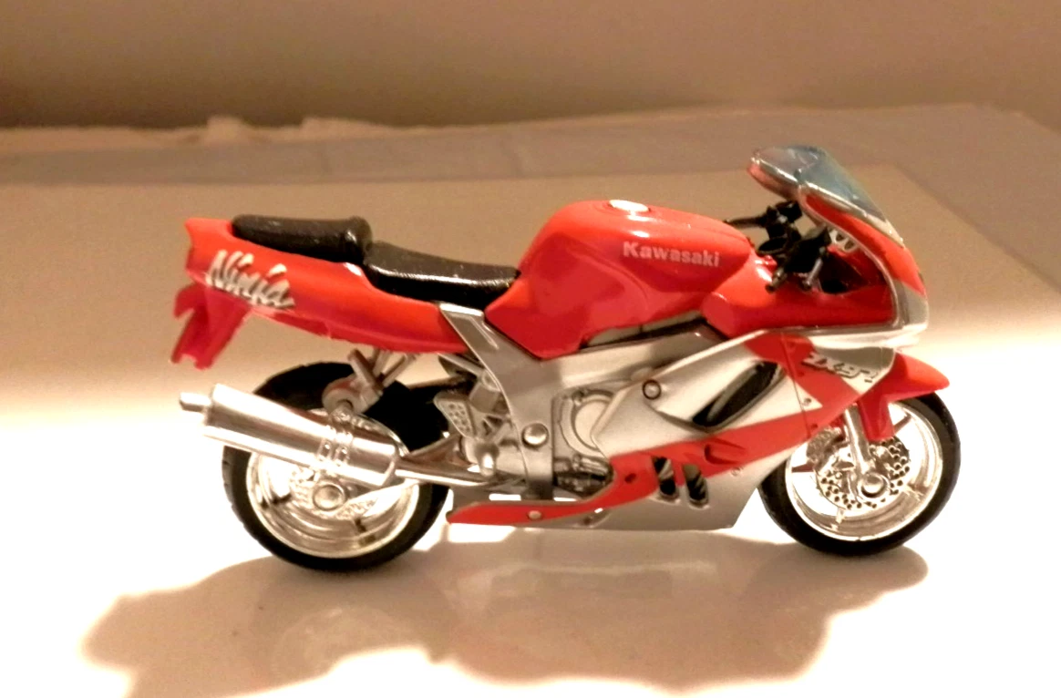 Kawasaki Red 1:18 Contemporary Manufacture Diecast Motorcycles