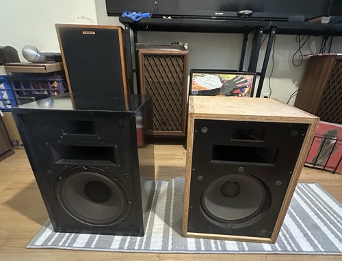 Klipsch Heresy I & II Mixed Set A Natural and A Black Unit. Good Condition.