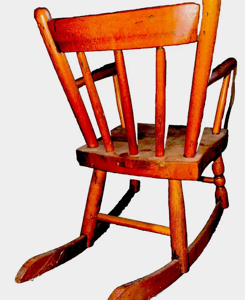 Mecedora infantil antigua de madera de pino Foto 4 de 4