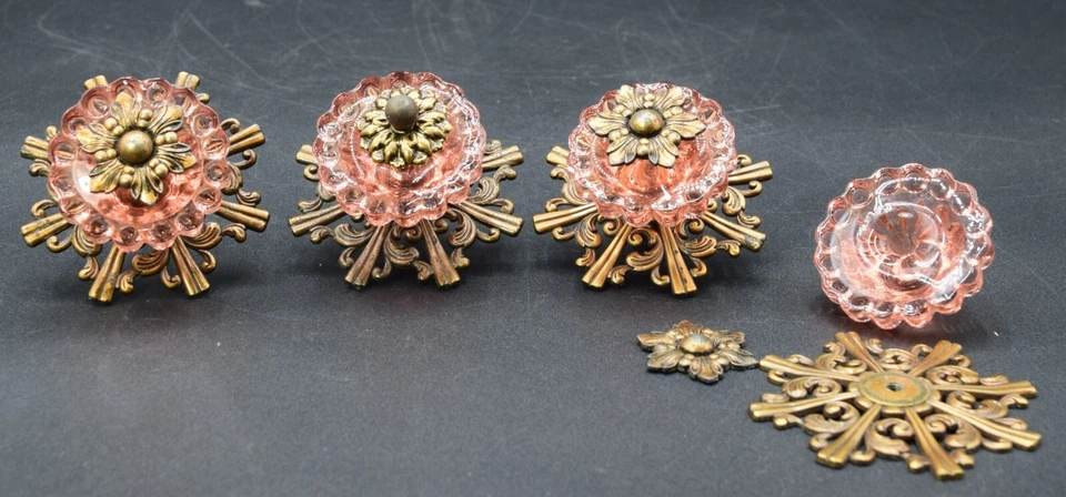 (4) MAÇANETAS DE PORTA DE VIDRO ROSA PUXADORES DE GAVETA COM DETALHE DE LATÃO ORNAMENTADO 1 É DIFERENTE - Imagem 2 de 4