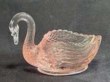 VINTAGE LG WRIGHT GLASS PINK SWAN OPEN SALT CELLAR 4" LONG 1960'S RARE