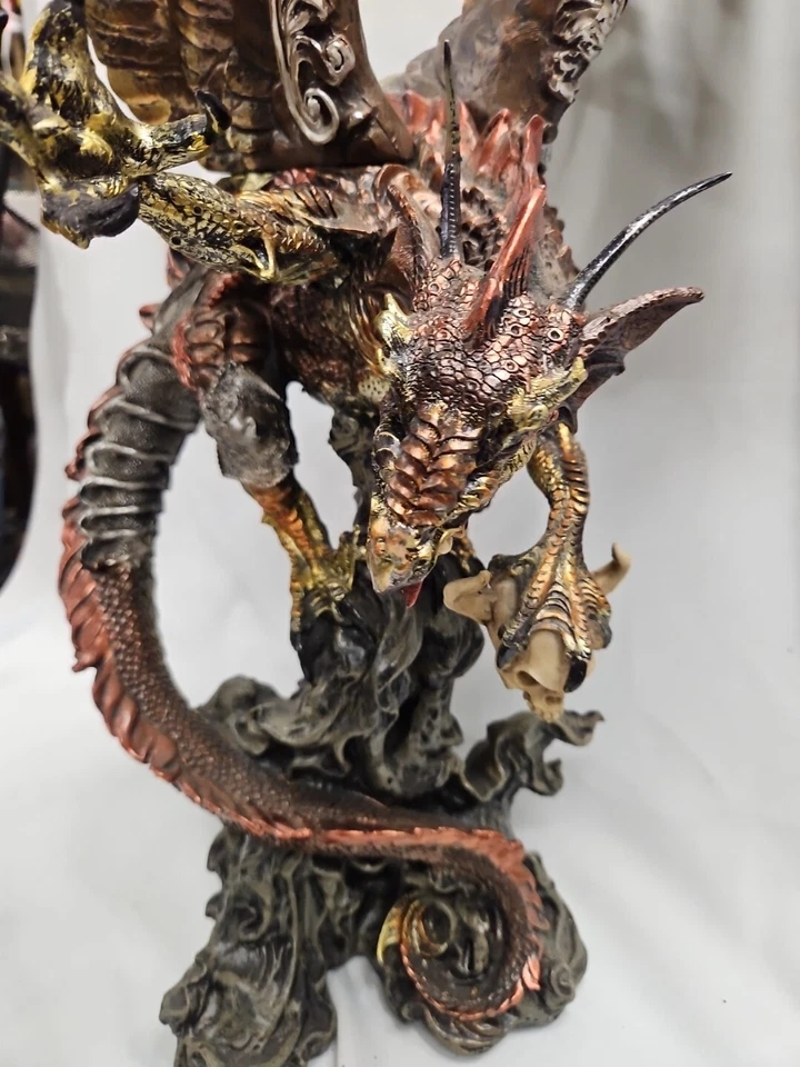 Estatua de dragón gótico a gran escala Toscano Lash, azote de la oscuridad Foto 3 de 4