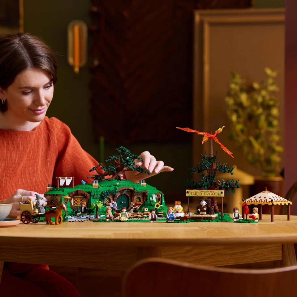 LEGO Icons The Lord of The Rings: The Shire 10354 - Image 3 of 4