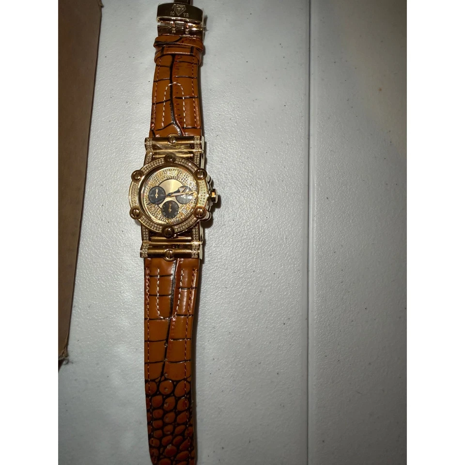 Reloj crónico para hombre tono dorado detalles de diamantes correa de cuero marrón cocodrilo en relieve Foto 3 de 4