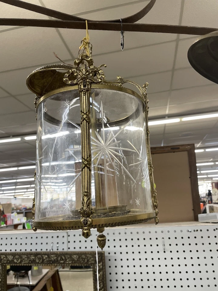 Lámpara colgante linterna estilo Luis XVI de latón y vidrio de mediados del siglo XX Foto 3 de 4