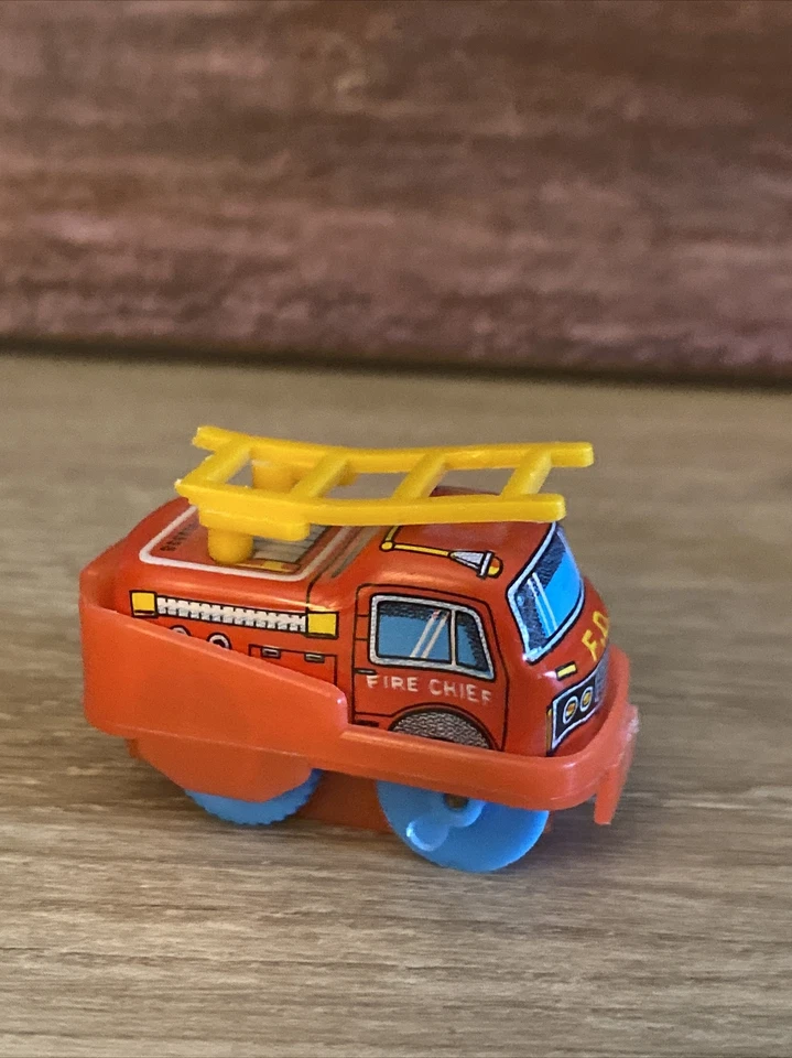 TIN WIND UP TOY JAPAN FIRE CHIEF caminhão de bombeiros vermelho com escada amarela chave de metal vintage - Imagem 3 de 4