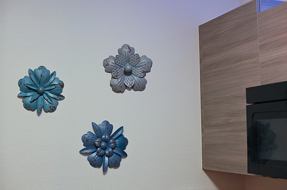 Vintage Blue and Grey Metal Wall Art Flower Decor Hanging Sculptures