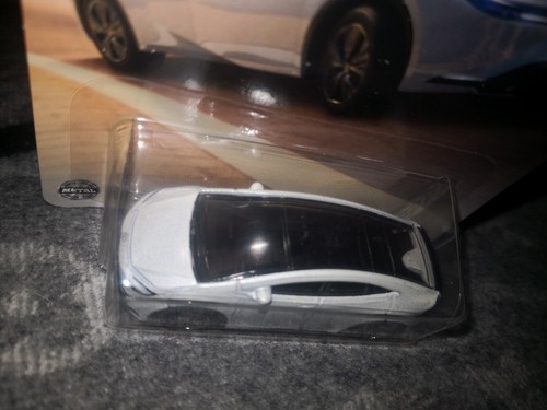 2025 Matchbox Series Car White 2023 TOYOTA PRIUS PRIME | #102/125 - NEW! - Picture 7 of 10
