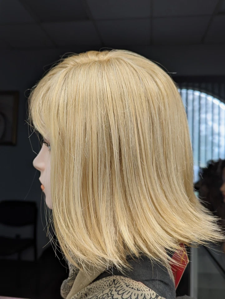 Peluca rubia caramelo 24B sintética corta longitud media corte navaja con flequillo Foto 3 de 4