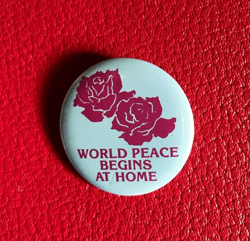 Original Vintage Pinback Button « World Peace Begins at Home » Roses #n2 - Picture 3 of 5