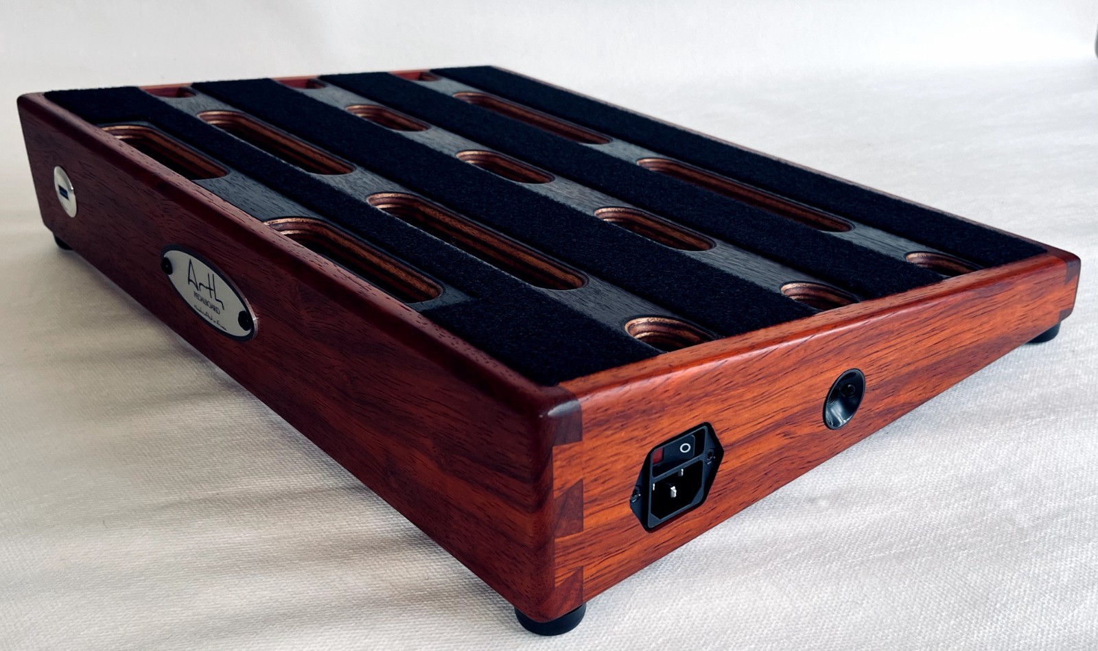 Pedalboard en bois pour organiser 6 à 12 pédales d'effet en studio
