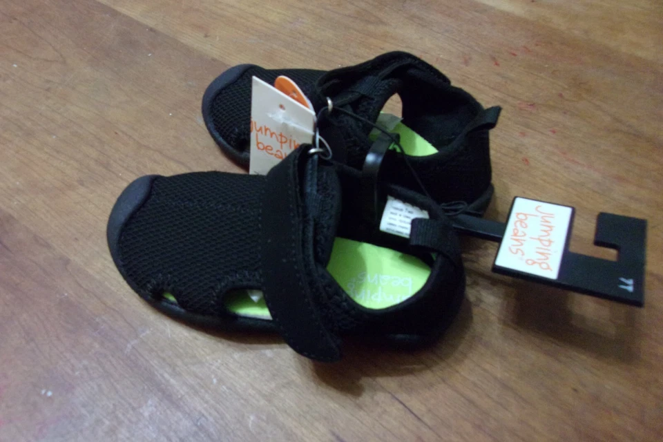 Sandálias Jumping Beans de malha preta biqueira fechada sapatos aquáticos criança tamanho 7 Novo com etiquetas - Imagem 2 de 4